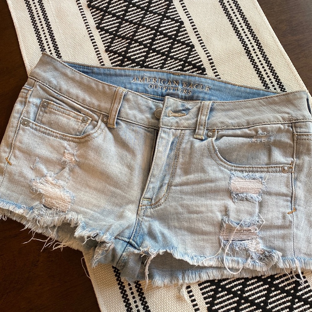 American Eagle light wash shortie